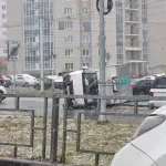 Грузовик перевернулся набок на оживленном перекрестке Барнаула. Видео
