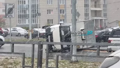 Грузовик перевернулся набок на оживленном перекрестке Барнаула. Видео