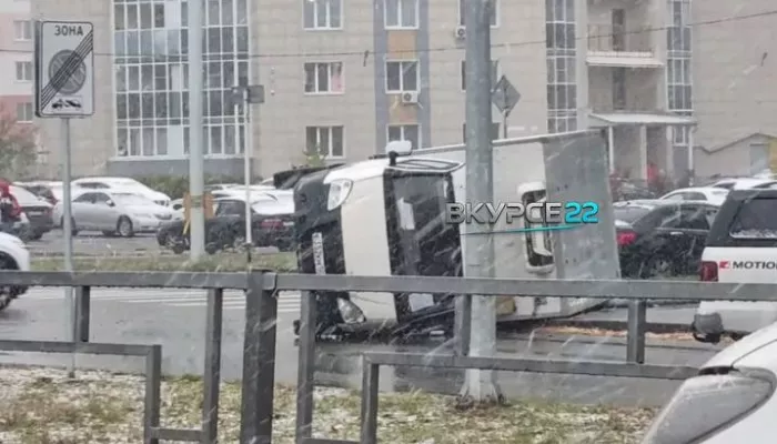 Грузовик перевернулся набок на оживленном перекрестке Барнаула. Видео