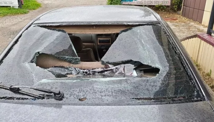 Житель Горно-Алтайска разбил автомобиль навязчивого ухажера сестры