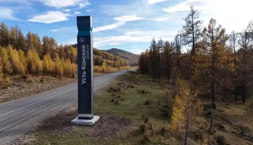 Две новые въездные стелы установили в Усть-Канском районе Республики Алтай