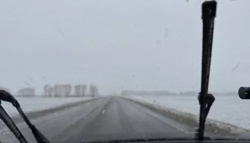 Непогода с мокрым снегом и дождем застала водителей на алтайских трассах