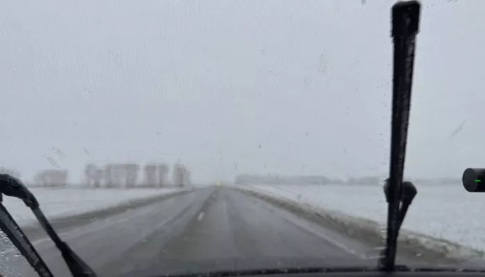 Непогода с мокрым снегом и дождем застала водителей на алтайских трассах