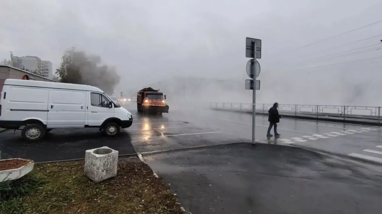 Теплосеть прорвало на улице Попова в Барнауле, двое пострадали
