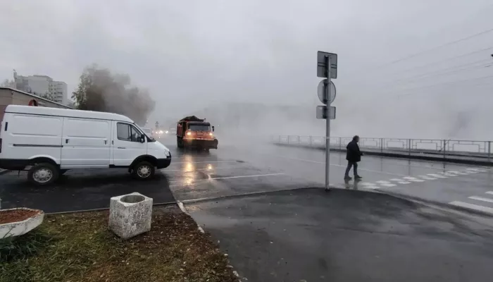 Теплосеть прорвало на улице Попова в Барнауле, двое пострадали