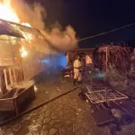 В Барнауле ночью загорелся частный дом с газовым баллоном внутри
