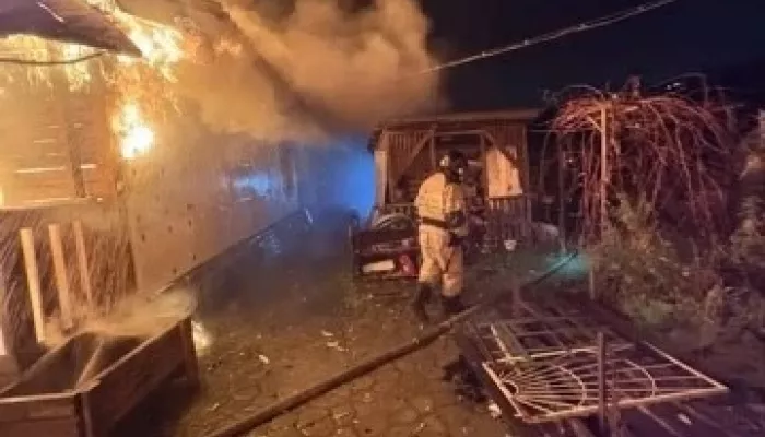 В Барнауле ночью загорелся частный дом с газовым баллоном внутри