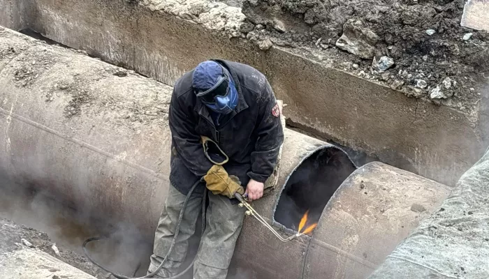 В Барнауле начали демонтировать поврежденный участок трубопровода на улице Попова