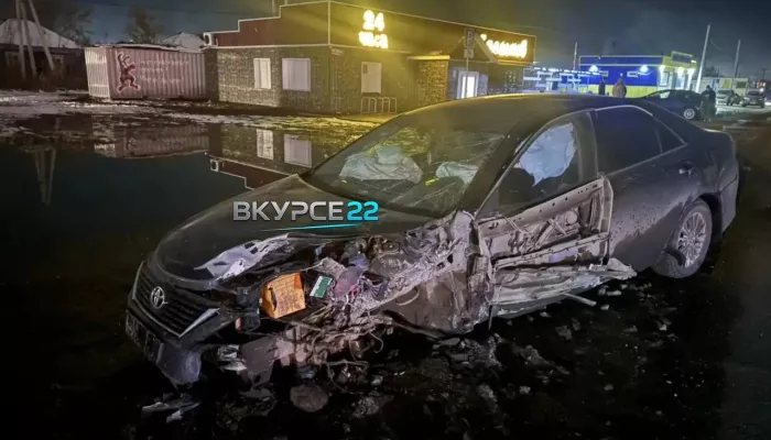 Toyota Camry вылетела на Nissan: подробности жесткого ДТП в Топчихе