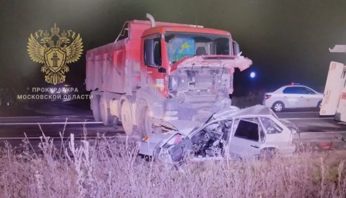 Трое подростков погибли при столкновении грузовика и ВАЗ в Подмосковье