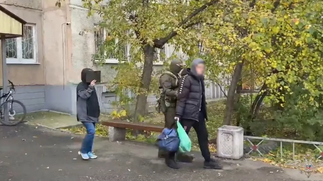 Появилось видео задержания в Барнауле фигуранта дела о кибератаке на Dodo Pizza