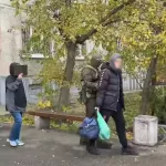 Появилось видео задержания в Барнауле фигуранта дела о кибератаке на Dodo Pizza