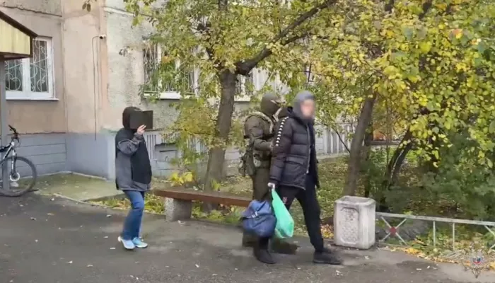Появилось видео задержания в Барнауле фигуранта дела о кибератаке на Dodo Pizza