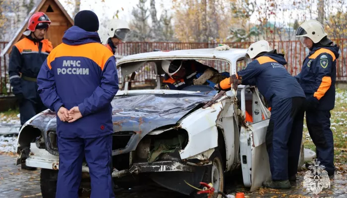 В Республике Алтай спасатели ликвидировали последствия ДТП и вели поиски в горах