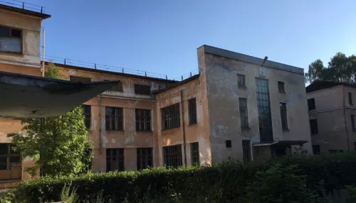 Без пяти – век: в Бийске продают историческое здание запустевшего стационара