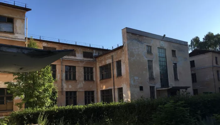 Без пяти – век: в Бийске продают историческое здание запустевшего стационара