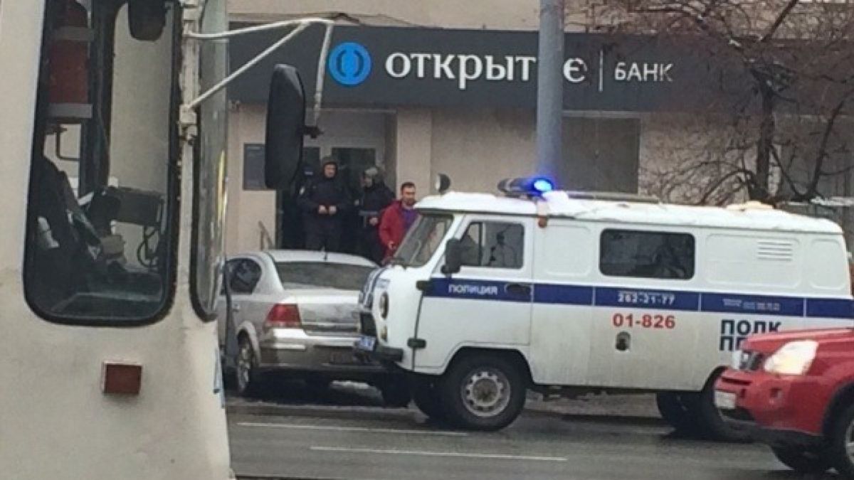 В Екатеринбурге ограбили банк - застрелен посетитель