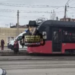 В Барнауле трамвай сошел с рельсов и врезался во встречный вагон