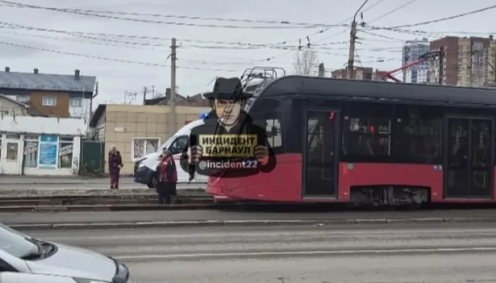В Барнауле трамвай сошел с рельсов и врезался во встречный вагон
