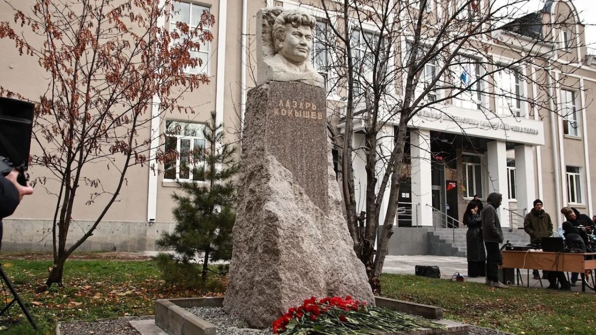 Памятник в Горно-Алтайске, посвященный классику алтайской литературы Лазарю Кокышеву