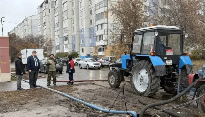В Барнауле продолжают устранять порыв теплосети на улице Попова