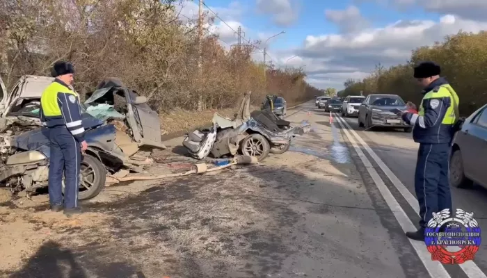 Два человека погибли, еще двое в больнице после лобового столкновения в Красноярске
