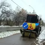 На улицы Барнаула вышла техника для борьбы с осадками