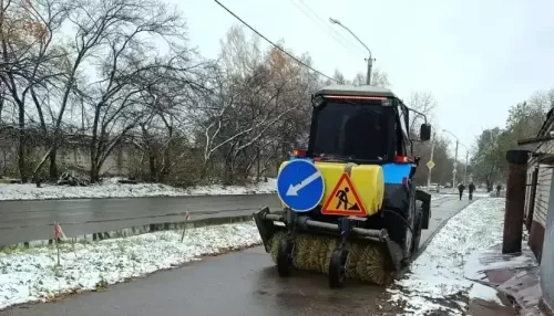 На улицы Барнаула вышла техника для борьбы с осадками