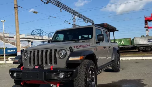 Подготовленный к бездорожью Jeep Gladiator продают в Барнауле за 5,45 млн руб. Фото