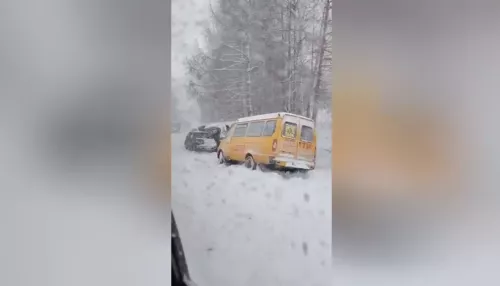 На перевале в Горном Алтае из-за непогоды слетают с дороги и переворачиваются машины