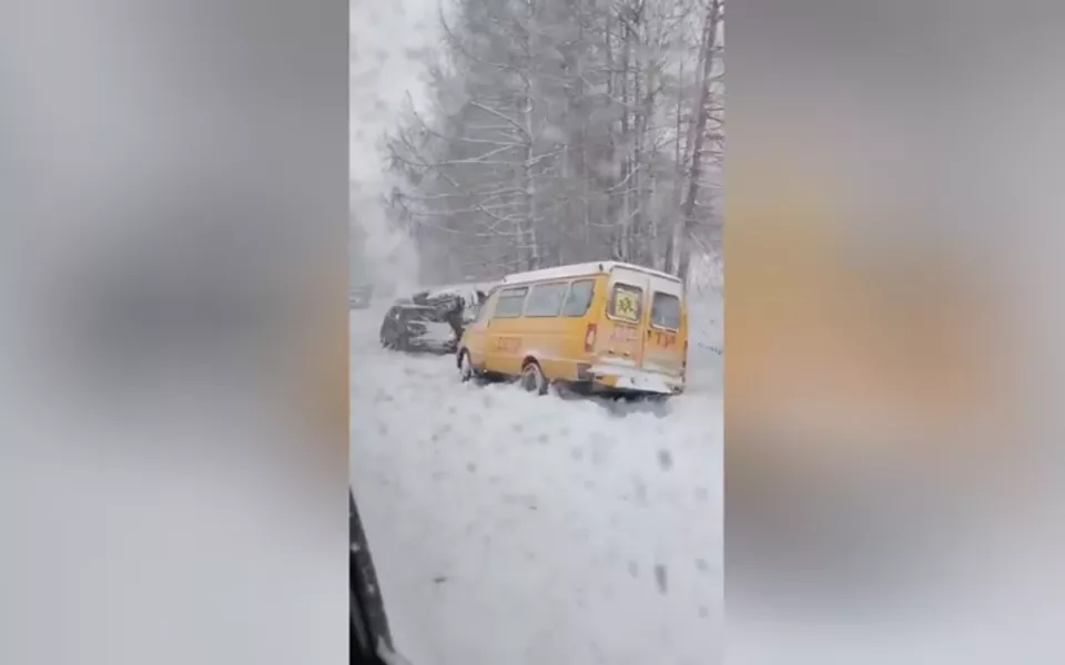 На перевале в Горном Алтае из-за непогоды слетают с дороги и переворачиваются машины