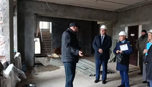 В Республике Алтай глава района проверил ход капремонта в Майминской школе №2