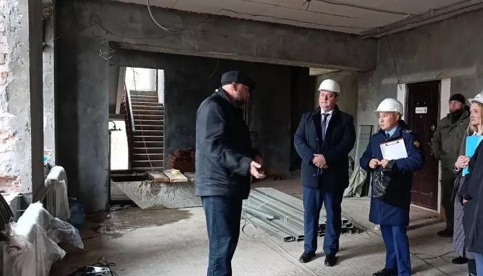 В Республике Алтай глава района проверил ход капремонта в Майминской школе №2
