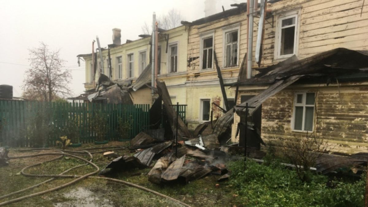Появилось видео допроса подозреваемого в поджоге дома в Ростове