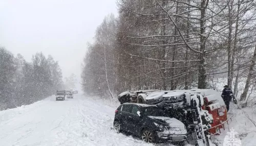 На перевале в Республике Алтай перевернулся бензовоз