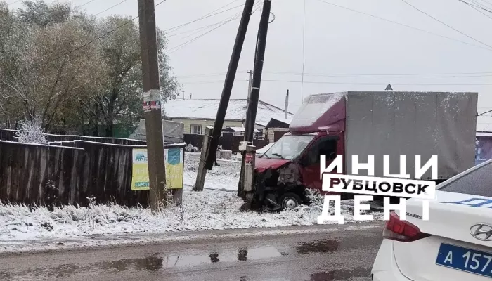 Два человека попали в больницу после ДТП с грузовиком в Горняке