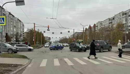 Легковушки не поделили перекресток Попова — Взлетная в Барнауле