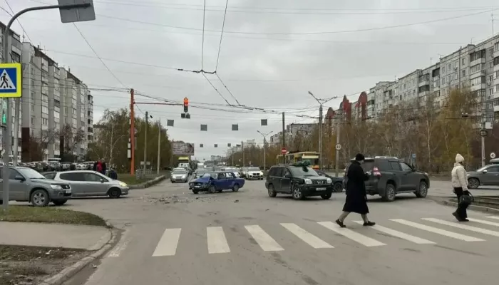 Легковушки не поделили перекресток Попова — Взлетная в Барнауле