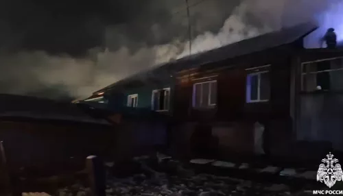 Огонь охватил 200 квадратов при пожаре в трехквартирном доме Горно-Алтайска