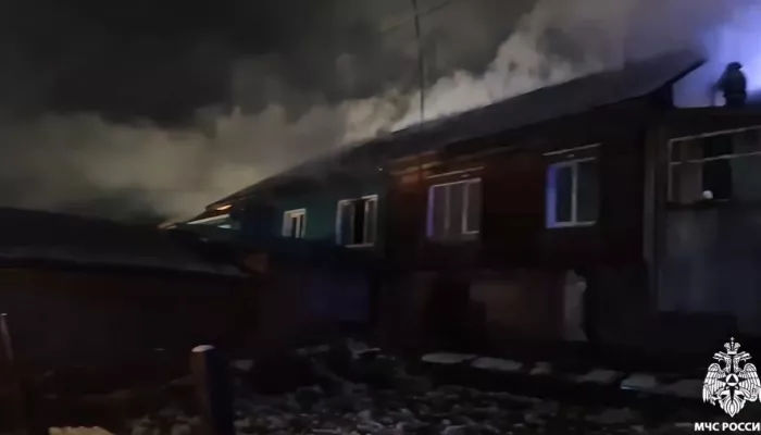Огонь охватил 200 квадратов при пожаре в трехквартирном доме Горно-Алтайска