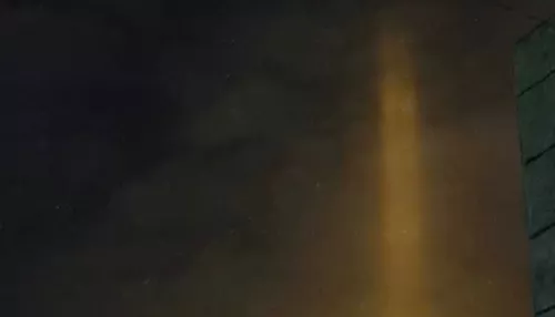 Необычные световые столбы заметили ночью в небе над Барнаулом. Видео