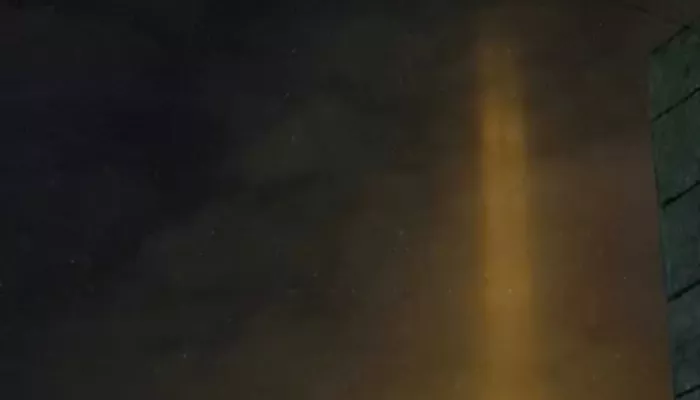 Необычные световые столбы заметили ночью в небе над Барнаулом. Видео