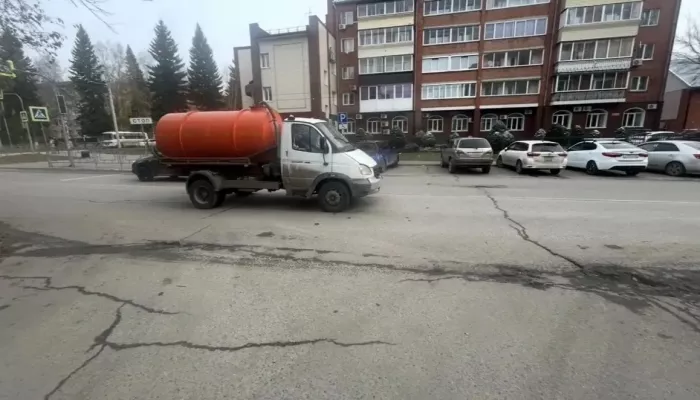 Семилетняя девочка попала под колеса грузовика в Горно-Алтайске