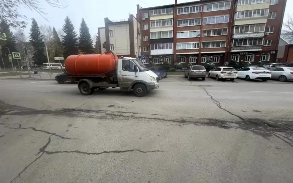 Семилетняя девочка попала под колеса грузовика в Горно-Алтайске