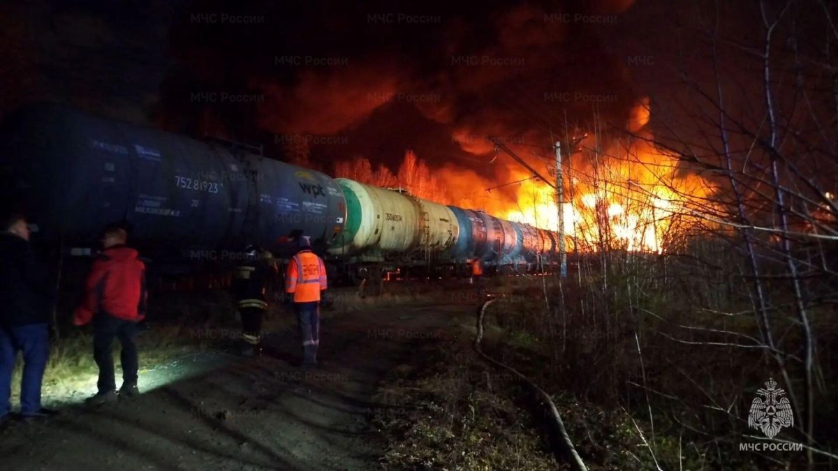 Грузовой поезд сошел с рельсов в Свердловской области