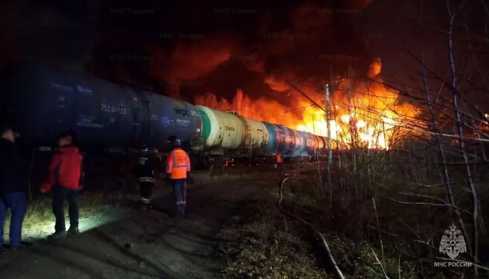20 вагонов грузового поезда сошли с рельсов в Свердловской области