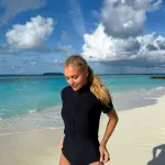 Кристина Асмус устроила эффектную фотосессию в лазурном бикини на Мальдивах