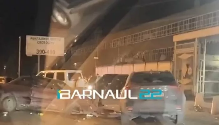 Автопобоище с шестью машинами произошло на пр. Космонавтов в Барнауле