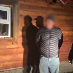 Медведь полез в дом на глазах у семьи с детьми в Туве. Видео