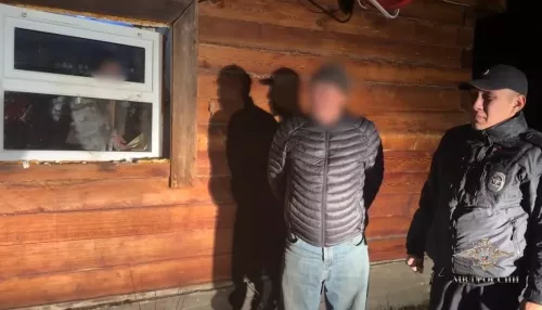 Медведь полез в дом на глазах у семьи с детьми в Туве. Видео